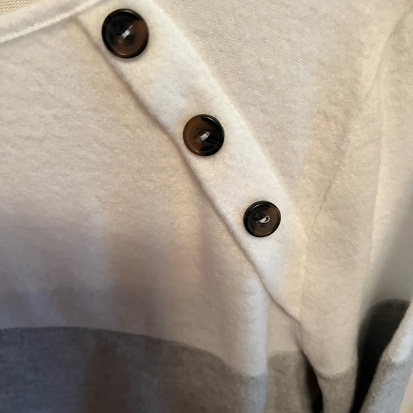 Super soft sz L Womens color block sweater w button detailing - Picture 2 of 4